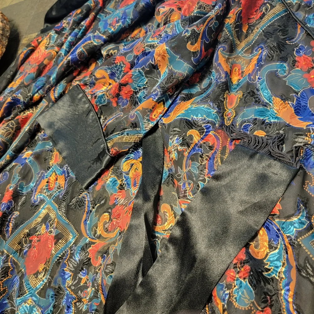 Victoria's Secret‎ Black and Red Paisley Robe